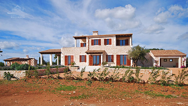 Deutschsprachiger Bauträger Mallorca. Baufirma deutsch auf Mallorca. Architektenleistung beim Bau eines Hauses auf Mallorca.