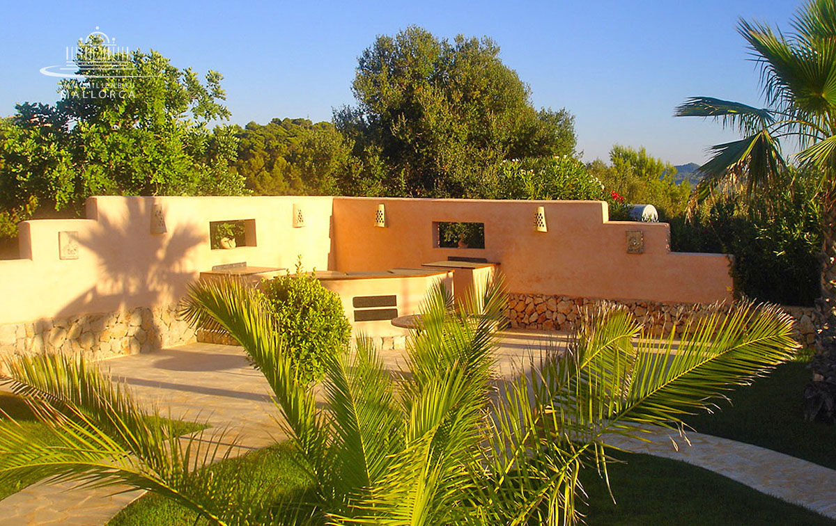 Grundstücksgestaltung auf Mallorca, Außenbereich mit Terrasse und Poolhaus auf Mallorca, property design Mallorca, outside area with Terrace and pool House on Mallorca