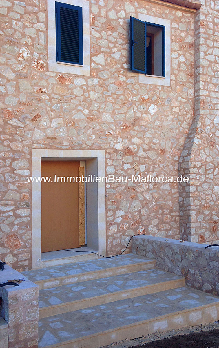 Mallorquinische Haustür, Eingangstür aus Holz auf Mallorca, Immobilie auf Mallorca kaufen, Mallorca front door, wooden entrance door Mallorca, buy property on Mallorca