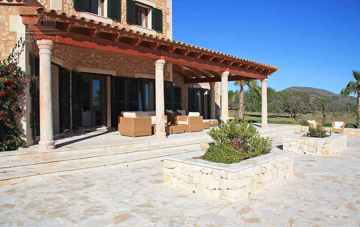 Eine Immobilie auf Mallorca erwerben, Aussengelände mit Porche Mallorca, purchase real estate Mallorca, outside area with porche Majorca